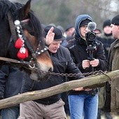 Bicie dłonią kupującego o dłoń sprzedającego, z równoczesnym podawaniem kwot, to stary zwyczaj targowania się o cenę zwierzęcia.