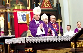 Bp Andrzej Iwanecki przewodniczył biskupiej Mszy św. prymicyjnej w kościele św. Franciszka. W uroczystości uczestniczył bp Jan Kopiec.