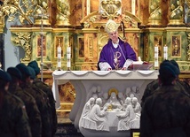 Biskup sprawował Mszę św. przy asyście straży honorowej Związku Strzeleckiego.