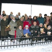 Mieszkańcy  Kudowy-Zdroju-Czermnej  pod gablotą  przy kościele  pw. św. Bartłomieja.