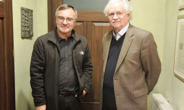 O. Wacław Oszajca (z prawej) i ks Andrzej Kozubski w Cieszynie