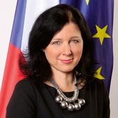 Komisarz ds. sprawiedliwości Vĕra Jourová pracuje nad powiązaniem kwestii przestrzegania praworządności przez kraje UE z wypłatą unijnych funduszy.