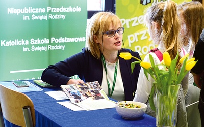 Dyrektor Anna Kobarynka-Łysek opowiadała dzieciom o szkole.