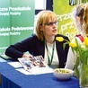 Dyrektor Anna Kobarynka-Łysek opowiadała dzieciom o szkole.