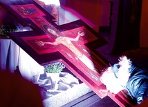 Po nabożeństwie odbyła się jeszcze adoracja krzyża.