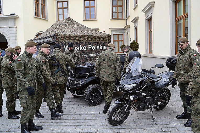 Pokaz sprzętu wojskowego.