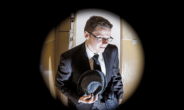 Policjanci apelują o ostrożność wobec obcych.