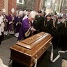 Zeszłoroczne uroczystości pogrzebowe zgromadziły kilka tysięcy osób z całego Dolnego Śląska.