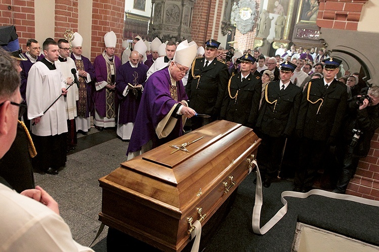 Zeszłoroczne uroczystości pogrzebowe zgromadziły kilka tysięcy osób z całego Dolnego Śląska.