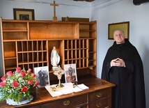 Zakonnik chętnie opowiada historię świętego.