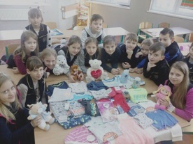 Uczniowie z IV b przynieśli ubranka, zabawki i kosmetyki dla dzieci z Krakowa