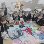 Uczniowie z IV b przynieśli ubranka, zabawki i kosmetyki dla dzieci z Krakowa