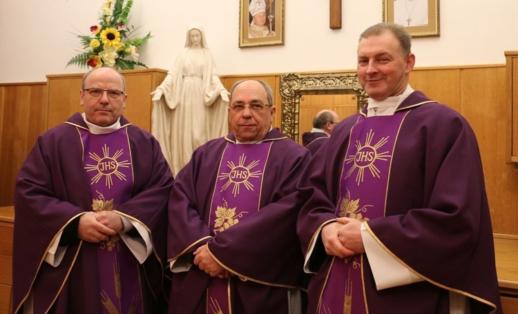 Mszę św. celebrowali (od lewej): ks. Daniel Swend, ks. Wiesław Taraska i ks. Marcin Rogala