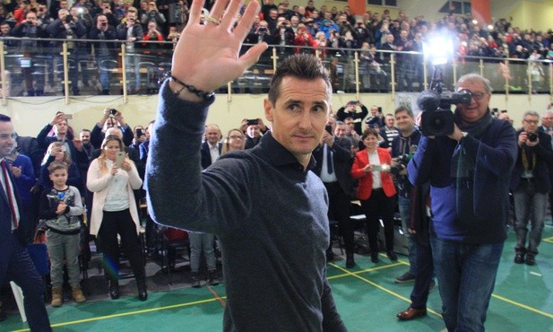 Kładźcie się z piłką spać