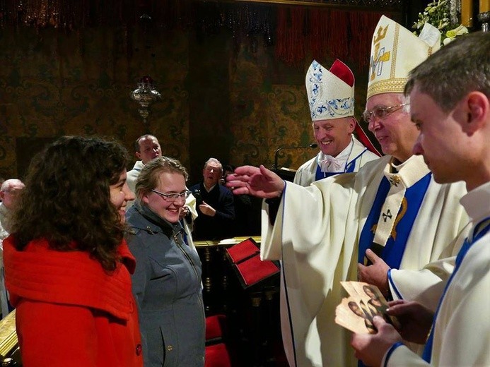 Moment wręczenia aktu zawierzenia Matce Bożej świdnickiego KSM-u.