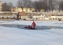 Nie żyje mężczyzna, który wpadł pod lód pod Wawelem