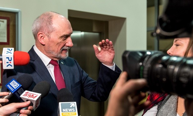 Macierewicz: W MON w 2015 roku wydano za pomocą kart więcej niż w 2016 i 2017 r.