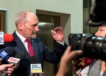 Macierewicz: W MON w 2015 roku wydano za pomocą kart więcej niż w 2016 i 2017 r.