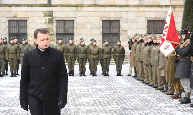 "Szef MON wyjaśni, czy wydatki środków z kart resortu były uzasadnione"