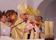 Abp Wacław Depo pobłogosławił obecnych relikwiami św. Kazimierza