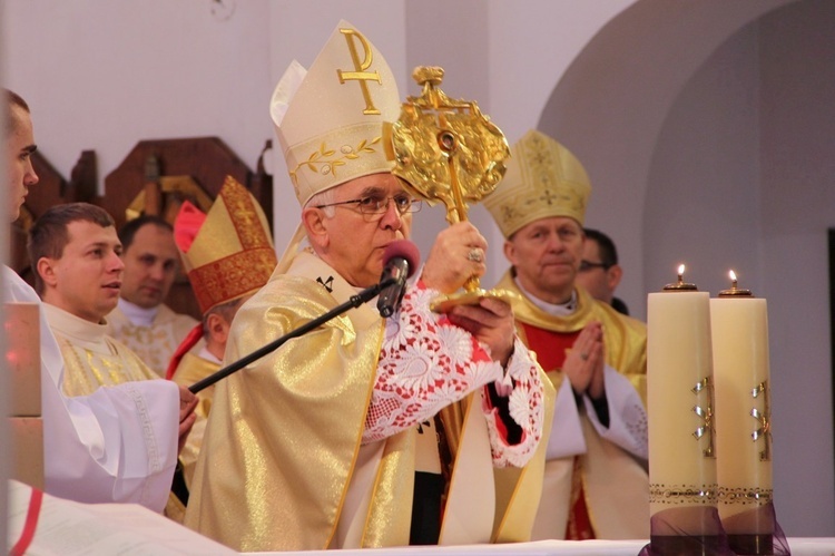 Abp Wacław Depo pobłogosławił obecnych relikwiami św. Kazimierza