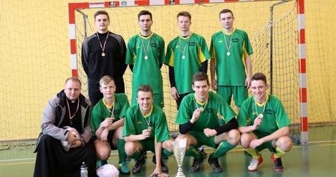 Drużyna z Zakrzewa z opiekunem ks. Kamilem Kowalskim