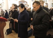 Róże rodziców za dzieci w Hałcnowie
