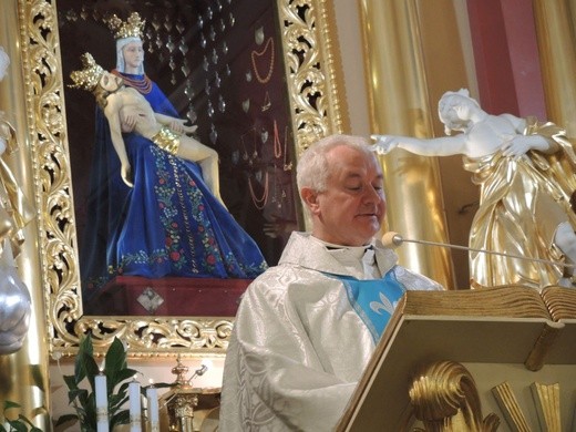 Róże rodziców za dzieci w Hałcnowie