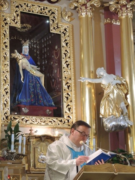 Róże rodziców za dzieci w Hałcnowie