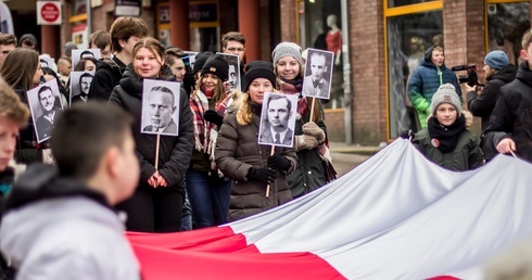 Cześć i chwała bohaterom