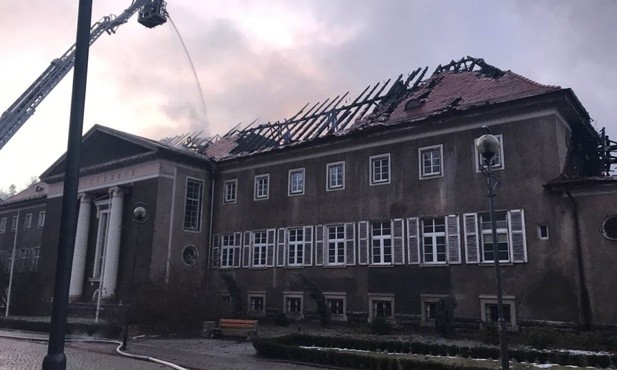 Wciąż trwa akcja dogaszania pożaru.