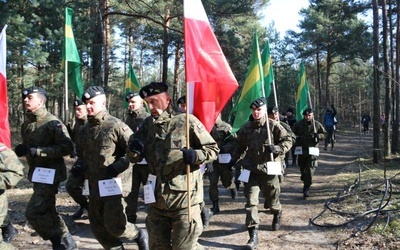 Przeciwlotnicy też pobiegli w hołdzie