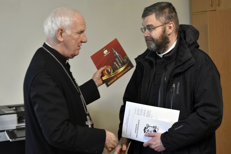 Ksiądz Wojciech Drab odbiera od bp. Ignacego Deca dekret na proboszcza w Doboszowicach.