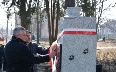 Burmistrz składający hołd poległym za ojczyznę.