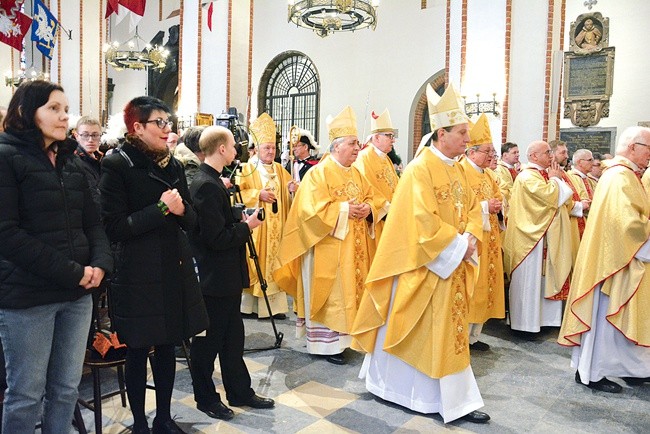 W uroczystej Eucharystii wzięli udział warszawscy biskupi i kilkuset księży.