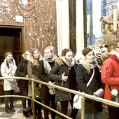 Dziewczęta czekają  na możliwość obejścia na kolanach ołtarza w kaplicy Cudownego Obrazu.