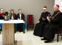 Spotkanie biskupa z młodzieżą przy relikwiach bł. Karoliny Kózkówny.