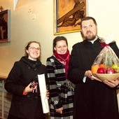 Marzec 2014 roku. Helena Kmieć (w środku) z ks. Wojciechem Michalczukiem i przyjaciółką Aldoną Podżorską w kościele  św. Alberta Wielkiego w Gliwicach.