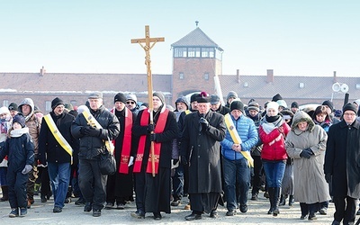 Modlitewna procesja wyruszyła z obozowej rampy w Birkenau.