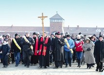 Modlitewna procesja wyruszyła z obozowej rampy w Birkenau.