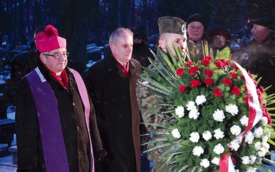 Na zakończenie uroczystości delegacje złożyły wieńce i kwiaty pod pomnikiem Pomordowanych Obrońców Ojczyzny  oraz na grobach „Inki” i „Zagończyka”. 