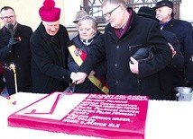 ▲	Tradycyjnie uczestnicy zostali poczęstowani ponad 100-kilogramowym tortem. Wypisano na nim Prawdy Polaków.