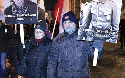 ▲	Wrocławianie chętnie nieśli w Marszu Pamięci zdjęcia żołnierzy niezłomnych.