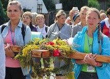 EDK to nie pielgrzymka, ale mężczyźni z parafii księży misjonarzy zabierają ze sobą ten sam krzyż, który co roku towarzyszy pielgrzymom grupy „4” na Jasną Górę. Tyle że nie ozdabiają go kwiatami.