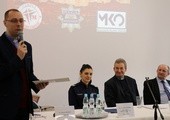 Ks. Dariusz Frydrych powitał zebranych i prelegentów. Od lewej: Ewa Jaworska, ks. Marek Dziewiecki i Marian Łakomski