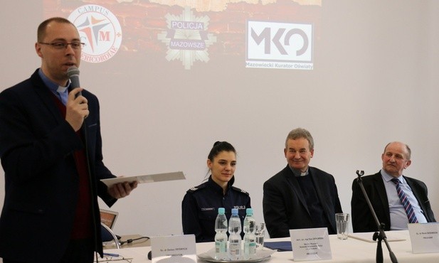 Ks. Dariusz Frydrych powitał zebranych i prelegentów. Od lewej: Ewa Jaworska, ks. Marek Dziewiecki i Marian Łakomski
