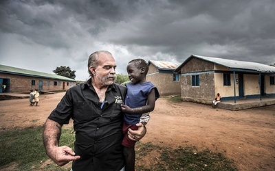 Sam Childers od 20 lat pomaga sierotom w Ugandzie i Sudanie.
