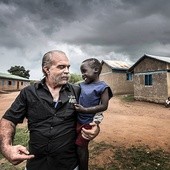 Sam Childers od 20 lat pomaga sierotom w Ugandzie i Sudanie.