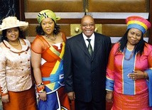 Jacob Zuma z trzema ze swych czterech żon.