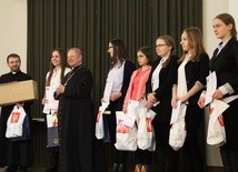 Laureaci pierwszych sześciu miejsc (dwie osoby zajęły szóste miejsce) z bp Henrykiem Tomasikiem. W imieniu laureatki I miejsca nagrodę odebrał katecheta ks. Radosław Wroński